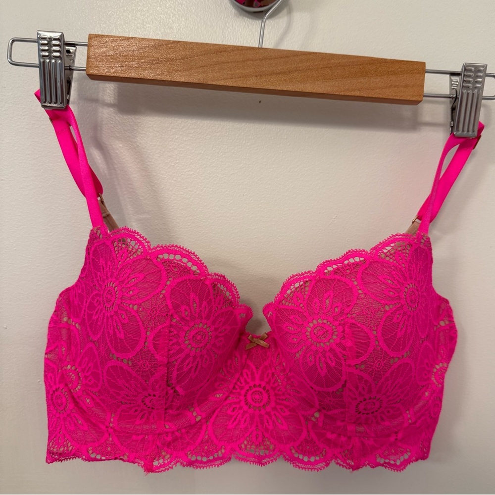 Victorias Secret Hot Pink Lace Bra in Perfect Condition!! 💗💘💄🩷💋👄